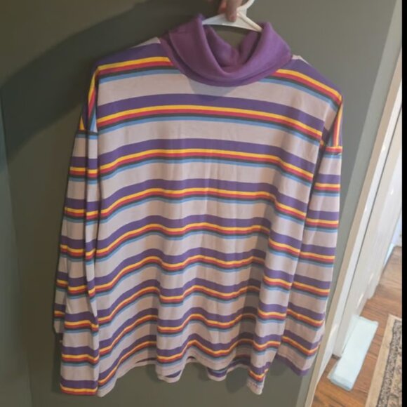 Tops - Womens long sleeved retro turtle neck shirt size large